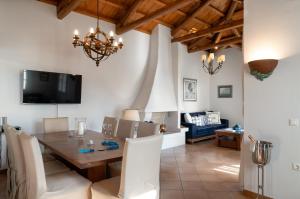 Porto Vecchio Luxury Suites的休息区