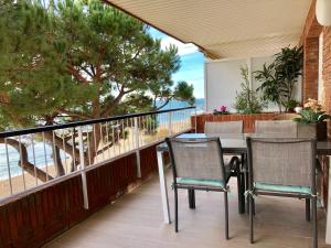 滨海阿雷尼斯Musclera的阳台的天井配有桌椅