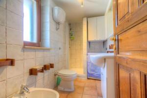 福尔米亚Appartamento a pochi passi dal mare的一间带卫生间和水槽的小浴室