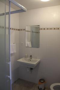 迪尔森-斯托科姆Logie Rotem的白色的浴室设有水槽和镜子