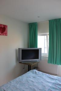 迪尔森-斯托科姆Logie Rotem的一间卧室设有平面电视和一张床。