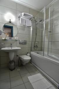 伯萨萨弗兰酒店的一间带水槽、卫生间和淋浴的浴室