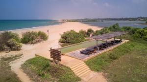卡尔皮蒂耶Elements Beach & Nature Resort的海滩上方的景色,设有野餐桌和长凳