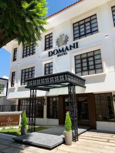 科恰班巴Domani Hotel Boutique的带有标志的建筑,读取了主要的酒店