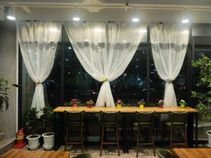 首尔爱华明洞酒店的窗前带椅子的桌子和窗帘
