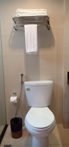 马尼拉Tropicana Suites的浴室设有白色卫生间和一些毛巾。