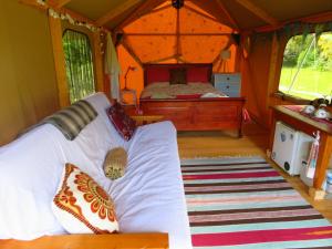 PoharaOmarama Oasis - Permaculture Glamping的帐篷内的一个床位房间