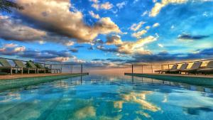 阿尔哈姆拉美景酒店的一座背景为阴天的游泳池