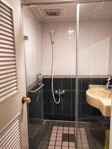 恒春古城垦丁小天地度假旅店的带淋浴和盥洗盆的浴室