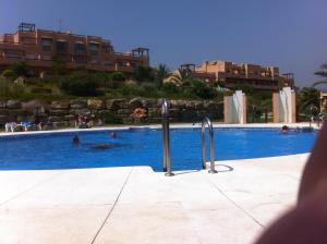 卡萨雷斯Penthouse, Casares del Sol, Malaga的游泳池,有人在水中游泳