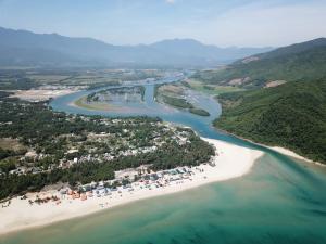 朗姑村CANH DUONG MOTEL的享有海滩和河流的空中景致