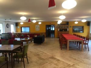 Wutha-FarnrodaFerienheim Mosbach的用餐室配有桌椅和沙发