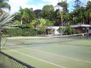 科夫斯港香蕉海岸大篷车公园酒店的网球场,上面有网