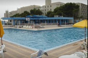 宰拉勒达Hotel Mazafran的一个带椅子和遮阳伞的大型游泳池