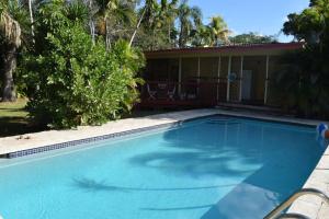 迈阿密迈阿密之心度假屋的房屋前的游泳池