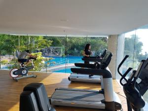 北芭堤雅Beach Front Condominium at The Palm Wongamat的享有游泳池景致的健身房