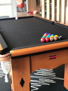 累西腓宜必思累西腓机场酒店的一张台球桌,上面有球