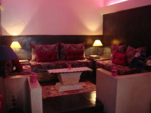 杰迪代里亚德别墅及Spa中心的客厅配有沙发和桌子