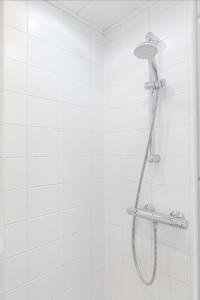 赞德沃特Zeehuis Zandvoort的浴室内配有淋浴和头顶淋浴
