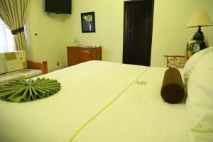 库埃纳瓦卡乐斯特拉瑟斯博尼塔别墅酒店的卧室配有一张白色大床,上面有植物