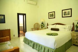 库埃纳瓦卡乐斯特拉瑟斯博尼塔别墅酒店的卧室配有一张白色大床