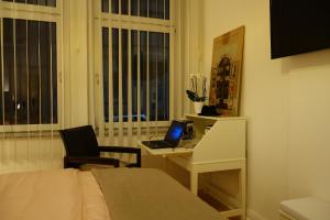 伍珀塔尔Nettes, gemütliches Apartment的一间卧室配有一张床和一张带笔记本电脑的书桌