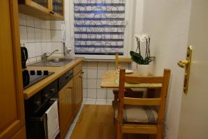 伍珀塔尔Nettes, gemütliches Apartment的小厨房配有小桌子和水槽