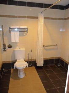 加央斯巴加马来西亚央酒店的一间带卫生间和淋浴的浴室