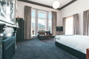 霍巴特Maylands Lodge的酒店客房设有一张床和一个大窗户