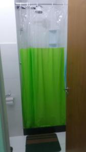 大坎普市Condominio casas do campo的浴室内塑料容器中的绿色液体