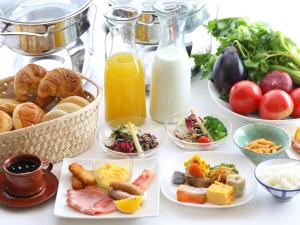 山之内町伊其博卡库酒店的一张桌子,上面放着许多盘子的食物和奶瓶