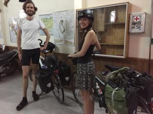 邦美蜀玉麦住宿加早餐旅馆的站在自行车旁的男人和女人