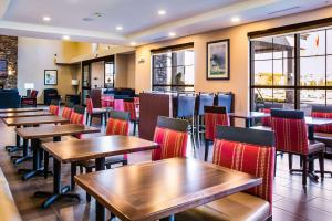 Comfort Inn & Suites Niagara Falls Blvd USA餐厅或其他用餐的地方