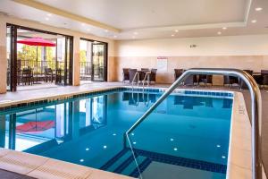 尼亚加拉瀑布Comfort Inn & Suites Niagara Falls Blvd USA的一家设有餐厅的酒店的游泳池