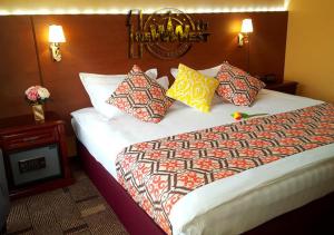 乌兰巴托新西方酒店的酒店客房配有一张带彩色枕头的大床