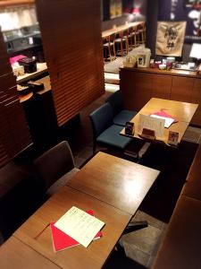 鹿儿岛鹿儿岛天文馆门酒店的餐厅里有两个桌子,上面有纸张