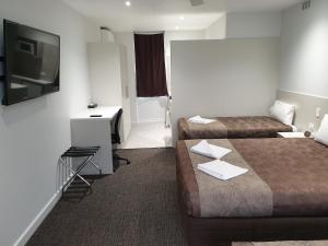 纳拉库特纳拉库特汽车旅馆的酒店客房设有两张床和一台平面电视。
