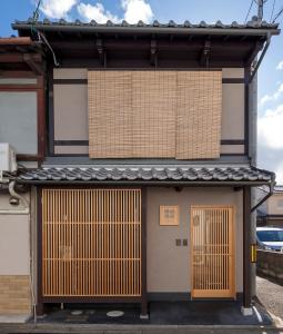 京都嵨原怀传町家的两扇门在建筑的一侧