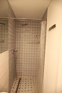 里斯本Casa Glória的带淋浴和浴帘的浴室