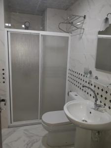 凡城Toprak Hotel的带淋浴、卫生间和盥洗盆的浴室