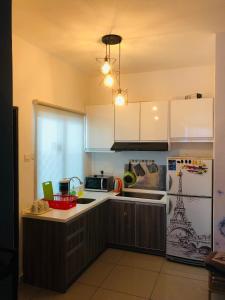 怡保怡保壮丽公寓的厨房配有白色橱柜和冰箱。