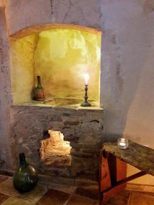 马泰拉Cave Rooms Sassi的一间设有壁炉的房间,上面有蜡烛