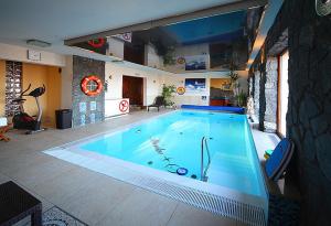 杜什尼基-兹德鲁伊韩卡度假及Spa度假村的大房间的一个大型游泳池