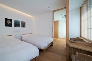Komatsu Residences客房内的一张或多张床位