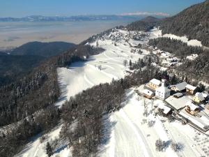 Šenturska GoraTurizem Pavlin Apartments的雪地中滑雪胜地的空中景观