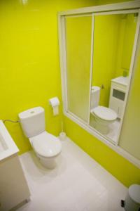 洛格罗尼奥巴赫克德尔埃布罗旅馆的一间带卫生间、水槽和镜子的浴室