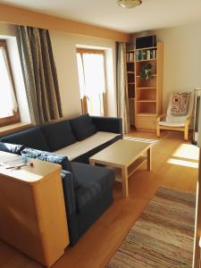 拉维拉加纳公寓 的客厅配有沙发和桌子