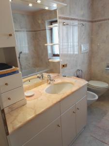 拉维拉加纳公寓 的一间带水槽、浴缸和卫生间的浴室