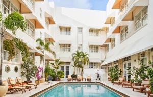 迈阿密海滩南海滩贝特西酒店的一座带游泳池的庭院