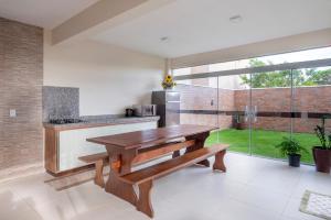 邦比尼亚斯Residencial Onda Azul的厨房配有木凳和桌子